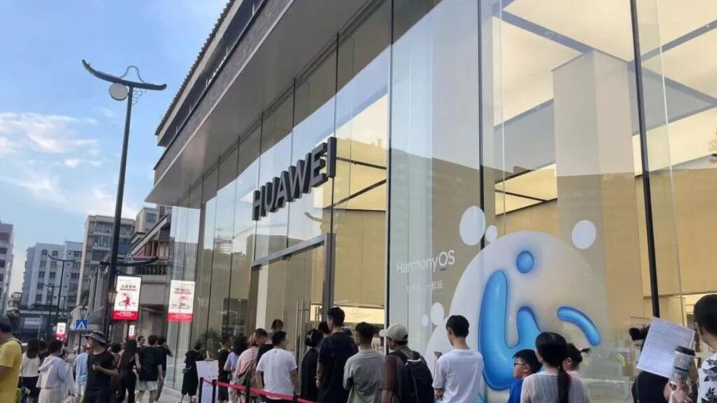 ▲The Huawei Mate 60 Pro has triggered a surge in demand, with long lines reappearing at offline stores in Shenzhen.